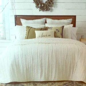 Bee & Willow Ruffles Quilt Set